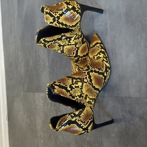 Zara Snakeskin Print Pointy Toe Heel Bootie Yellow Black 37/8 animal chic hip - Picture 6 of 11